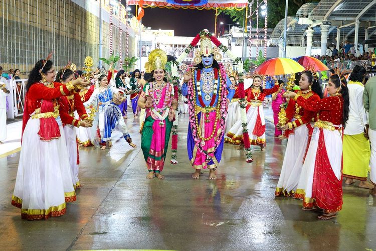Cultural programs captivates Devotees